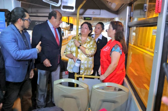 Ministra Fanny Montellanos abordó al metropolitano para decirle a los usuarios que rechacen el acoso sexual