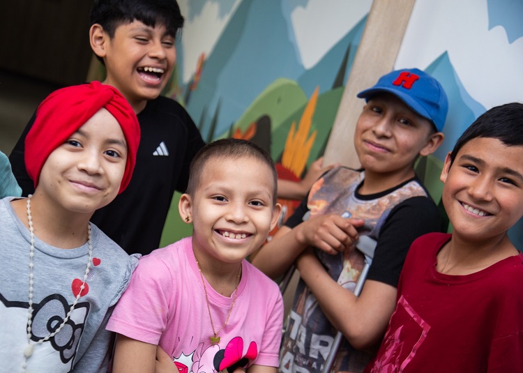 Mi hijo tiene un compañero de clases con cáncer: ¿Cómo ayudarlo a comprender la enfermedad?
