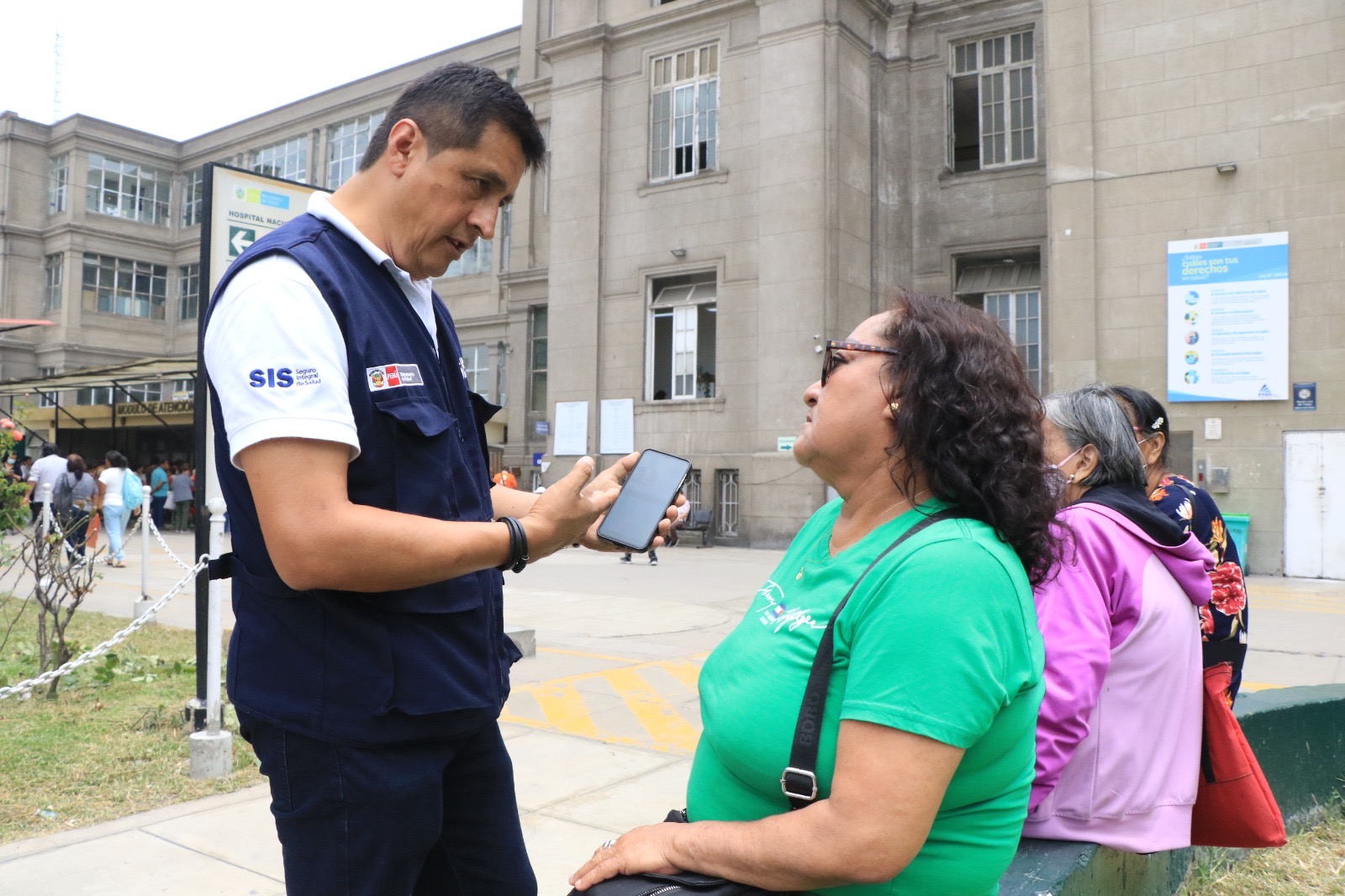 SIS fortalece orientación a sus asegurados en hospitales de todo el país