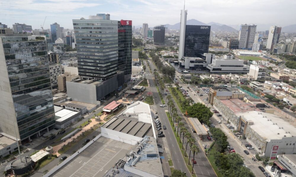 Economía peruana muestra crecimiento de 4.67% en marzo, pero expertos advierten riesgos