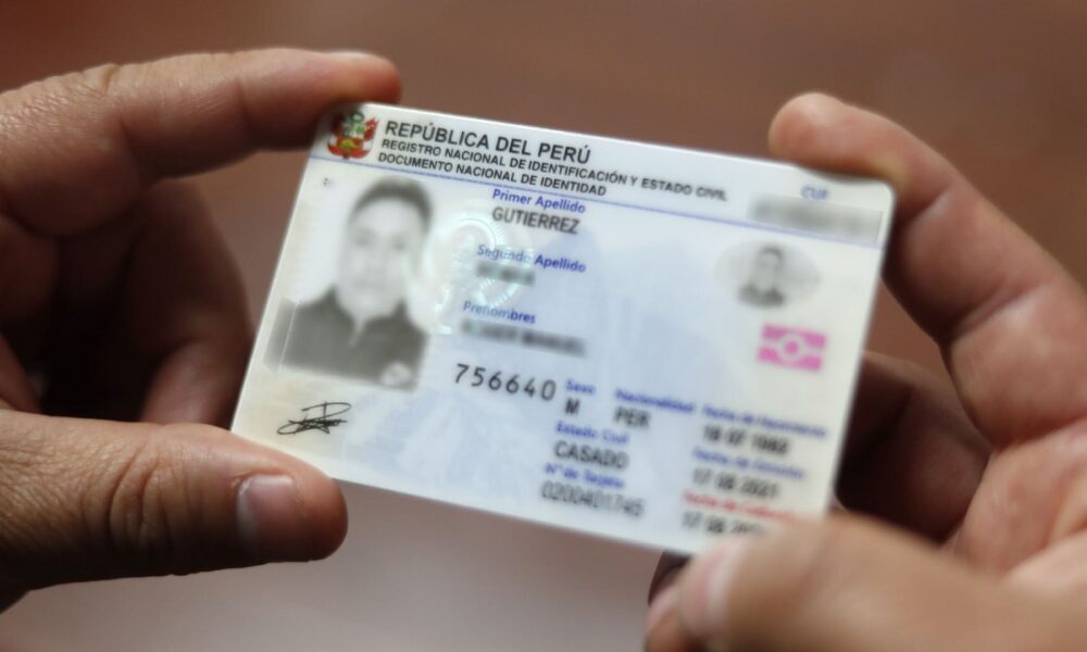 Peruanos en el extranjero deben acercarse a consulado y tramitar DNI Electrónico