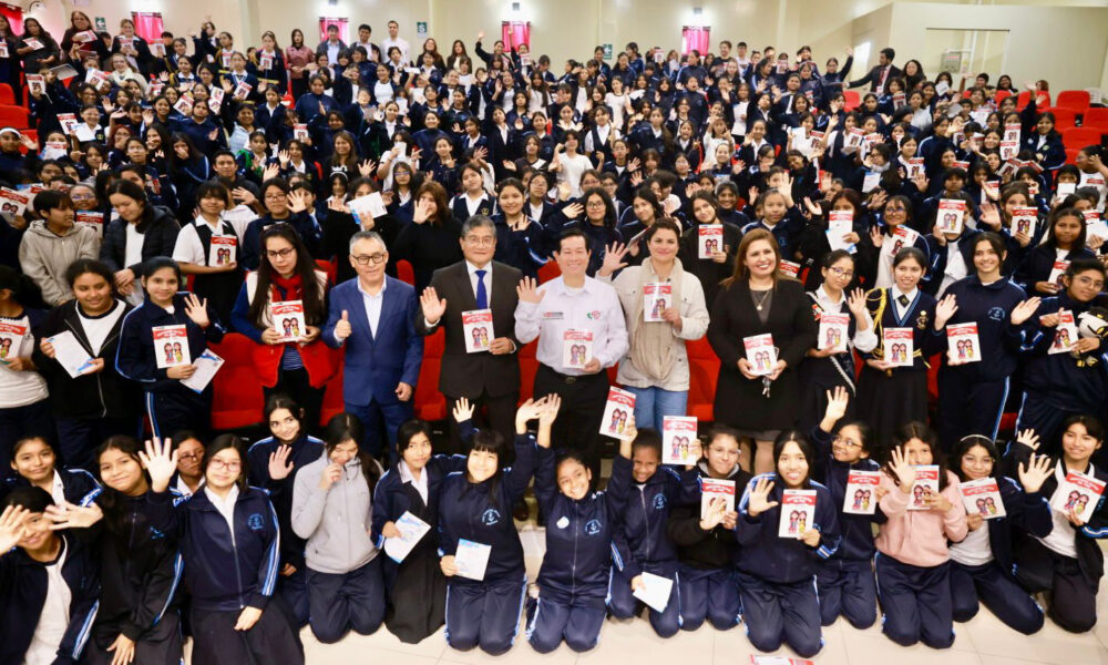 Más de 250 escolares recibieron la Constitución Política para Niños
