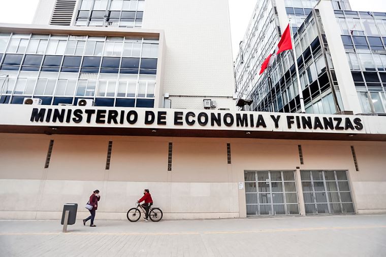 MEF pierde credibilidad técnica al avalar transferencias riesgosas a municipios