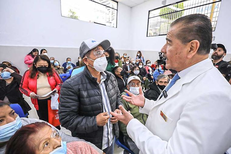 Ministro Luis Quiroz supervisa campaña que devolverá la vista a 500 personas –