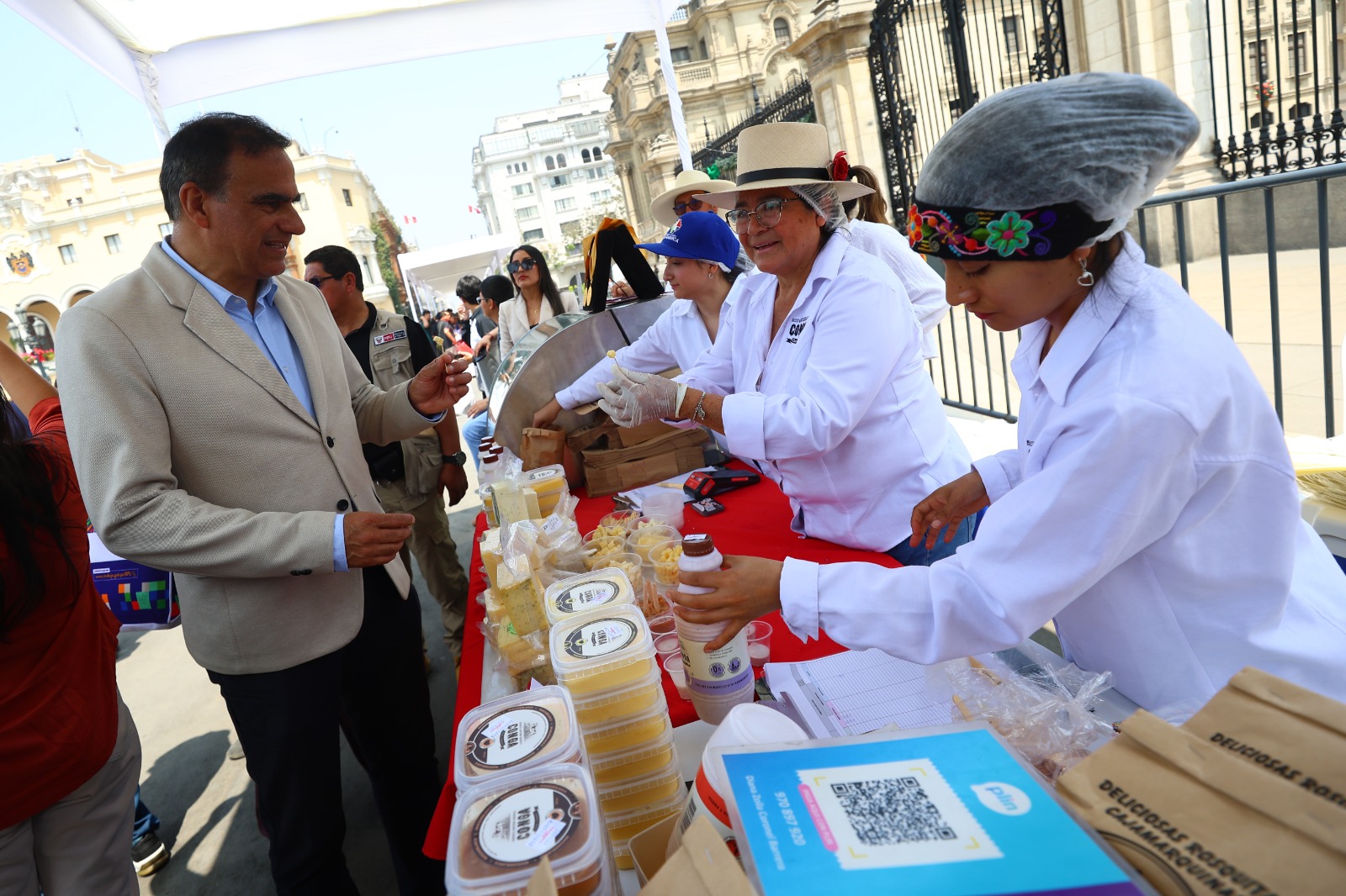 Ministro Óscar Fernández participa en feria “Más cerca de Cajamarca” y resalta trabajo digno de productores
