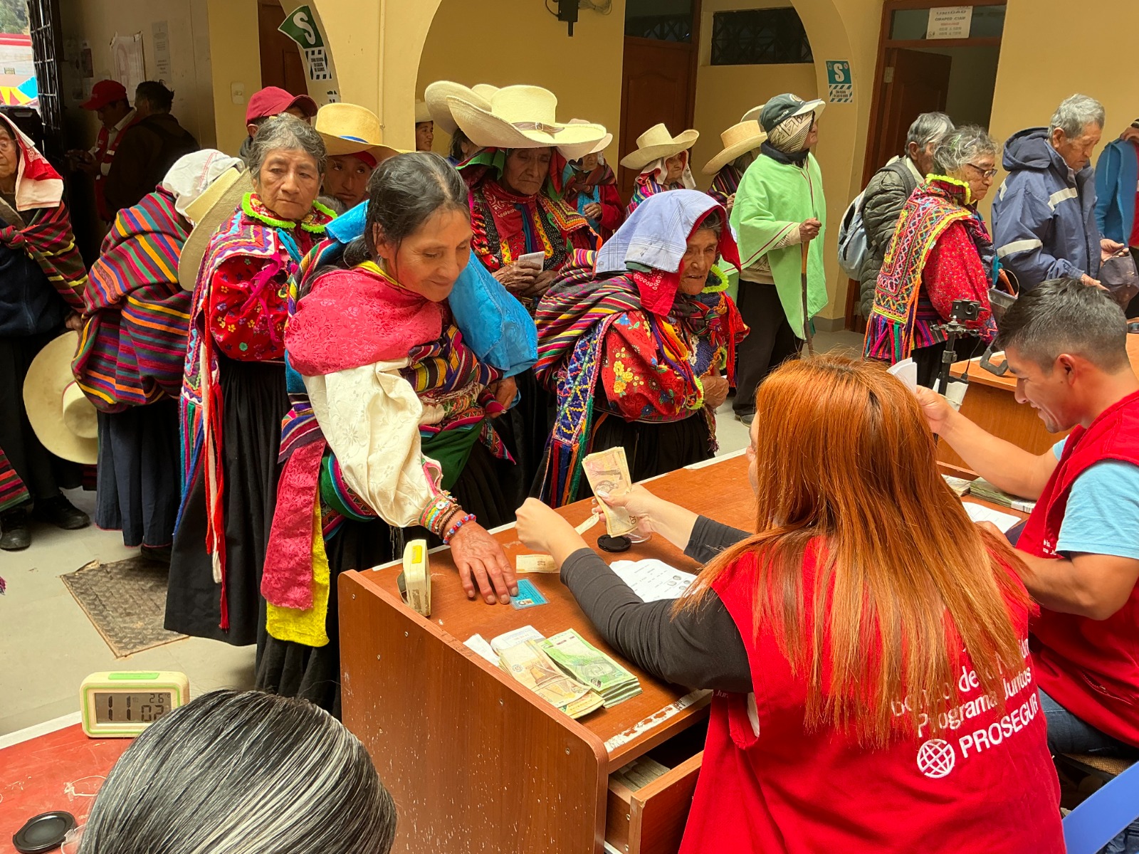 Midis informó que más de 53 000 usuarios de zonas alejadas cobran Pensión 65 con “carritos y avioncitos pagadores”