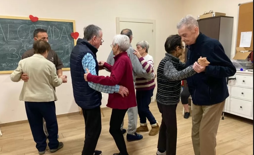 Conozca los beneficios físicos y emocionales del baile para los adultos mayores –