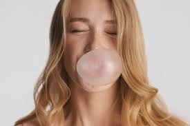Masticar chicle puede alterar la mandíbula y el aspecto facial –