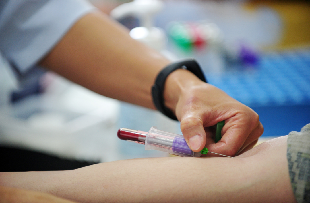 Solo dos de cada diez personas que donan sangre en el Perú lo hacen de manera voluntaria –