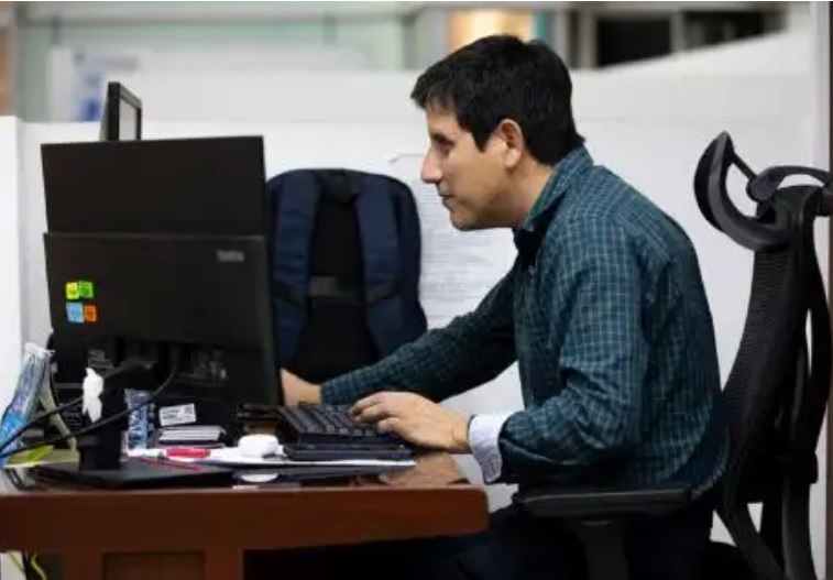 mala postura frente a pantallas puede dañar la columna –