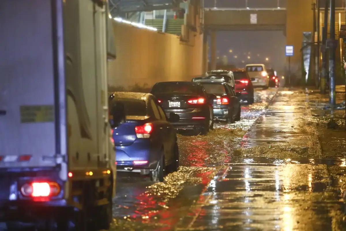 Acumulación de aguas servidas tras intensas lluvias eleva el riesgo de leptospirosis en Lima y regiones –