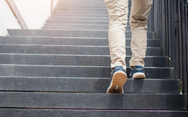 Subir escaleras, la clave para mantenerse fuerte después de los 60 –